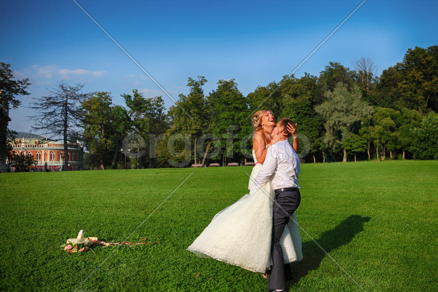 Жених и невеста на прогулке