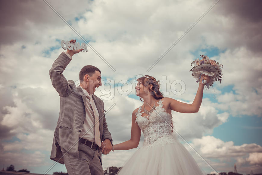 Радость молодоженов