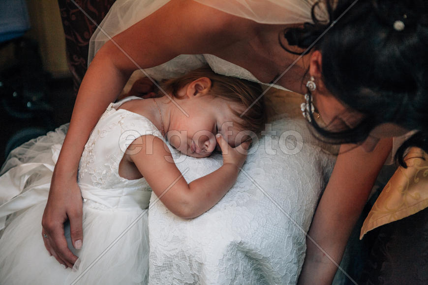 Невеста и девочка