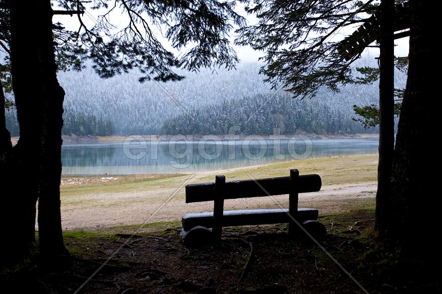 Лавочка у озера