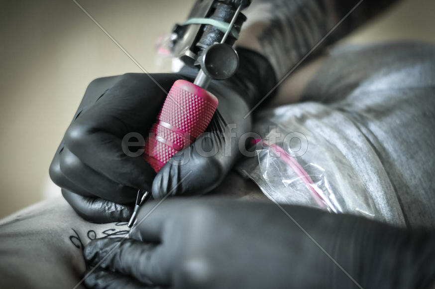 Нанесение татуировки