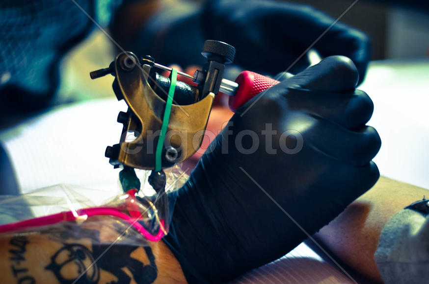 Нанесение татуировки