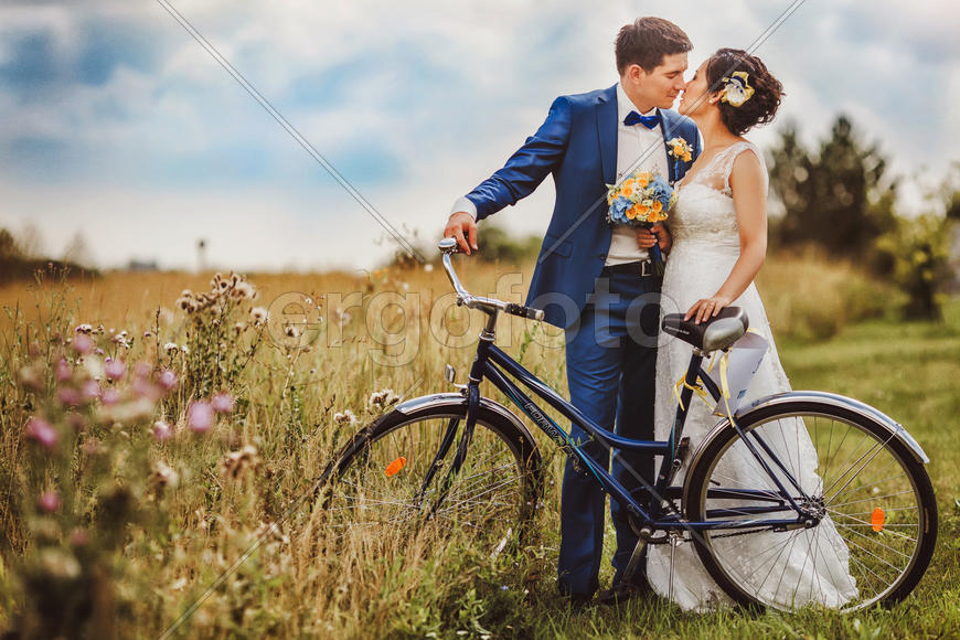 Пара молодоженов