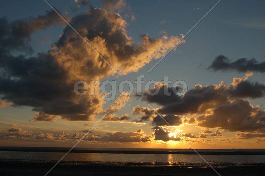 ...там закат огнем горит