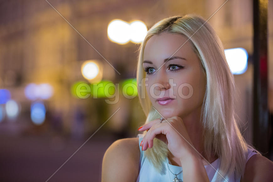 Девушка со светлыми волосами