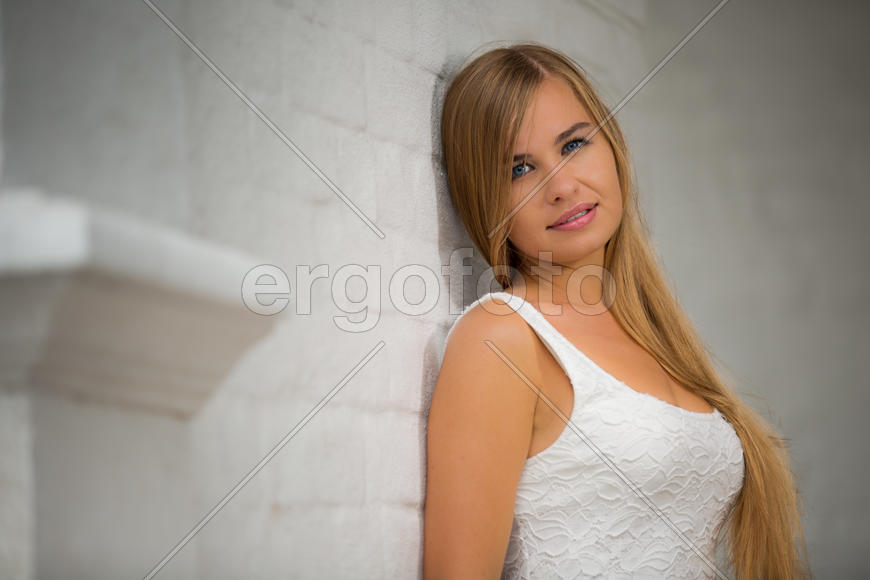 Девушка в белом