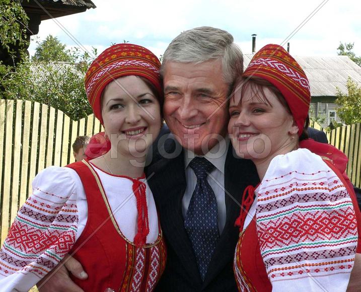 Мужчина и две девушки