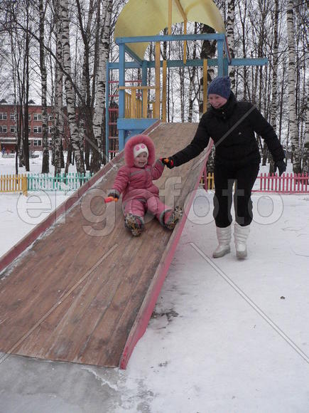 Мама и дочка на прогулке