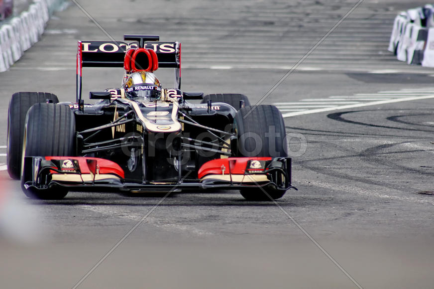 Спортивный болид на трассе        