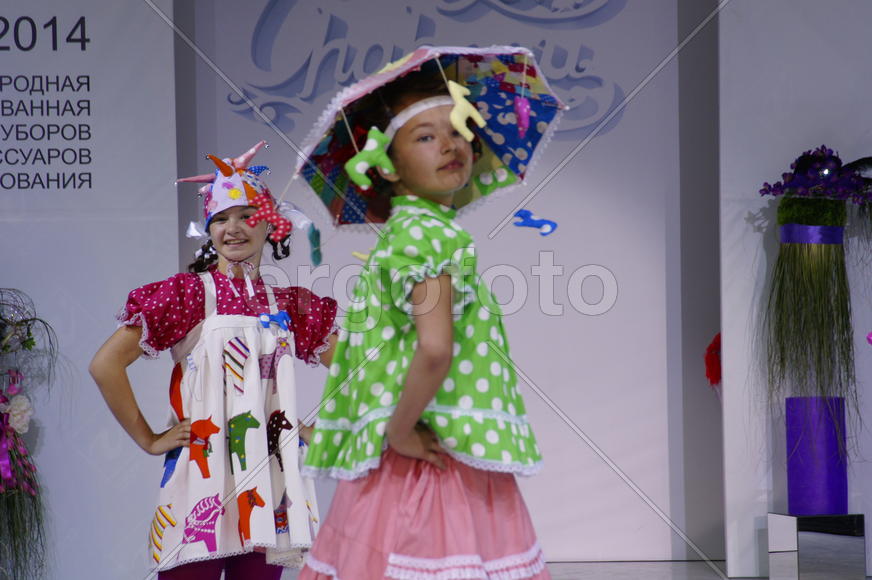 Девочки на показе                     