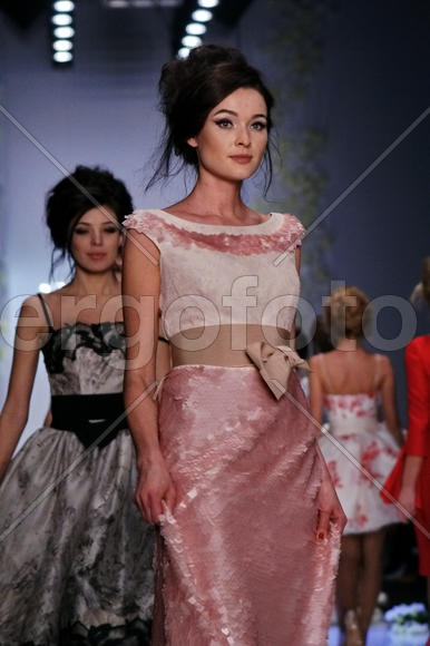 Девушка в розовом платье