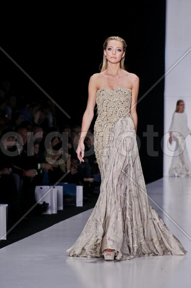 Девушка в сером платье             