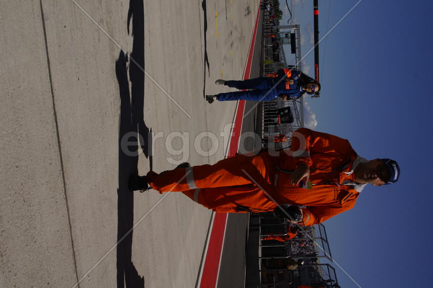 Человек из команды техников         