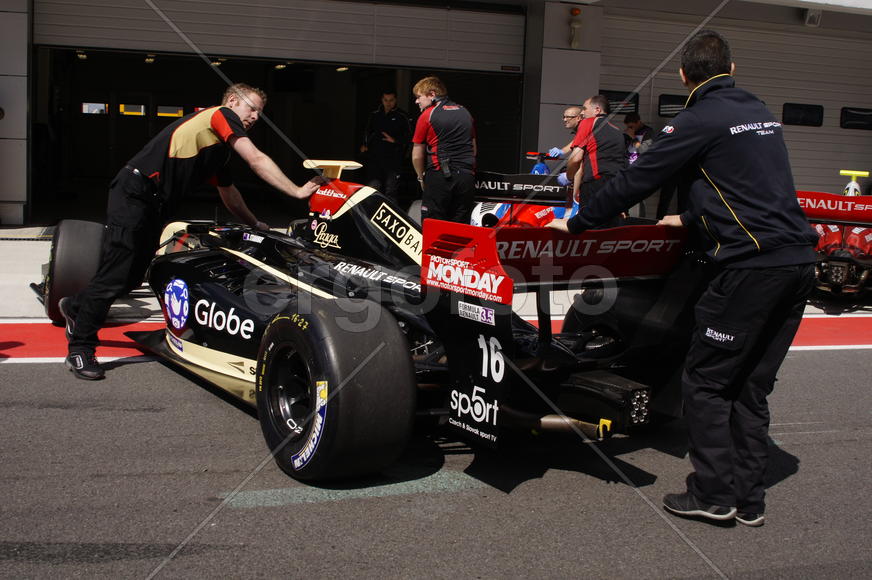 Болид заезжает в боксы            