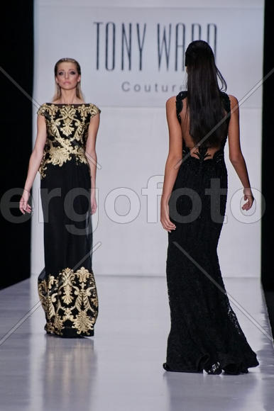 Девушка в черном платье         