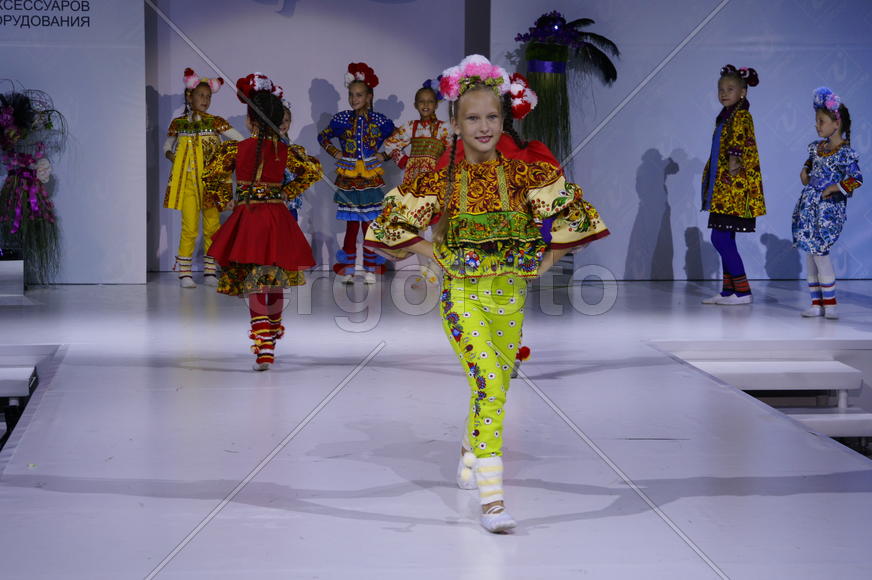 Девочка на подиуме             