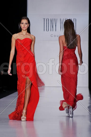 Девушка в красном платье