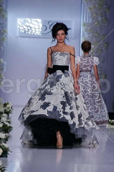 Девушка на показе мод                