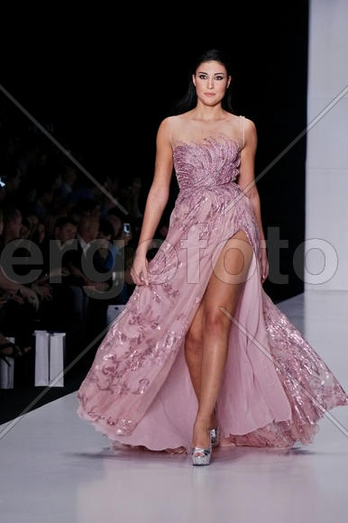 Девушка в розовом платье