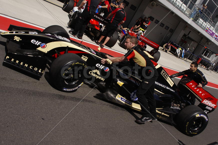 Болид формулы-1 заезжает в боксы                 