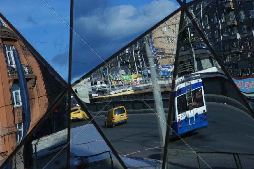 Отражение в стеклянной стене