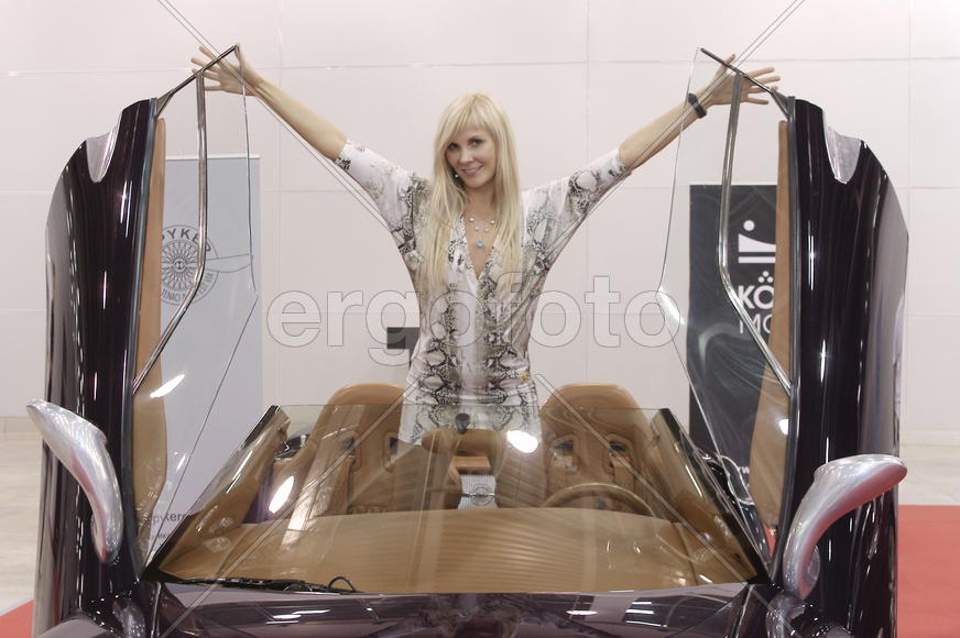 Девушка на автовыставке 