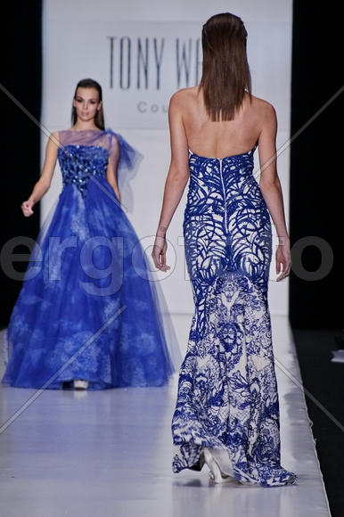 Девушка в синем платье 