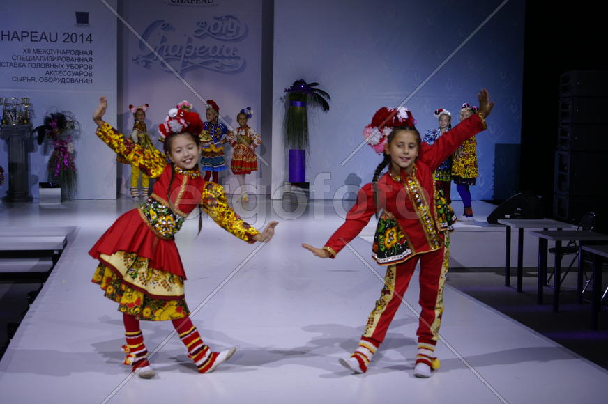 Девочки на подиуме              