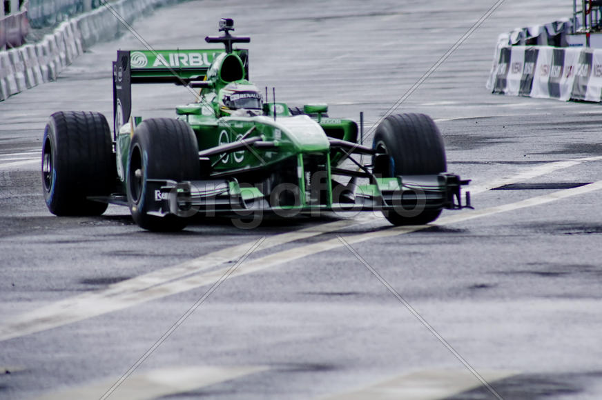 Зелёный болид на трассе                