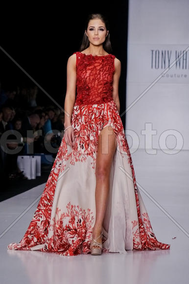 Девушка в красном платье                 