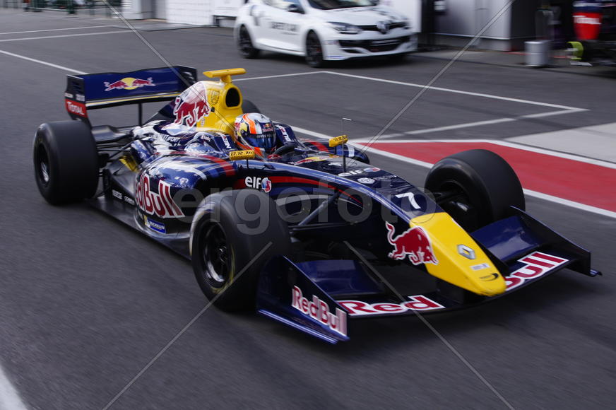 Болид на трассе                