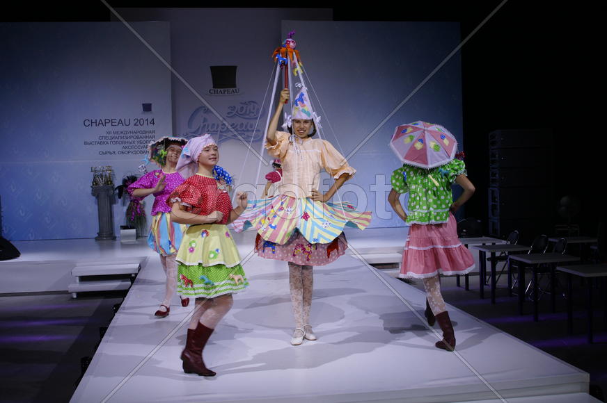 Девочки на подиуме           