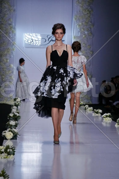 Девушка на показе мод              