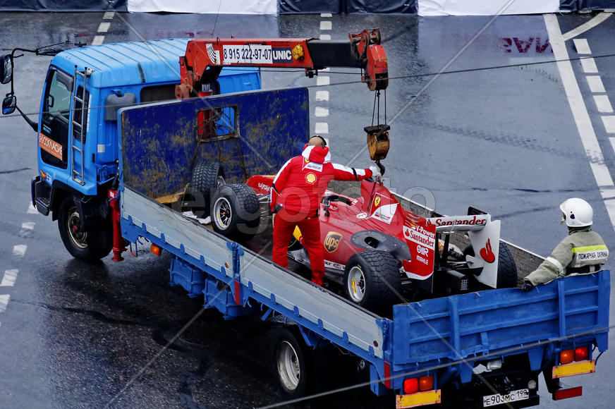 Спортивная машина и эвакуатор        