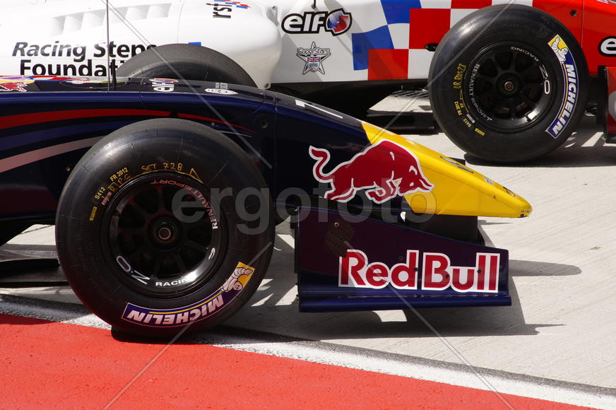 Обтекатель и колесо болида   