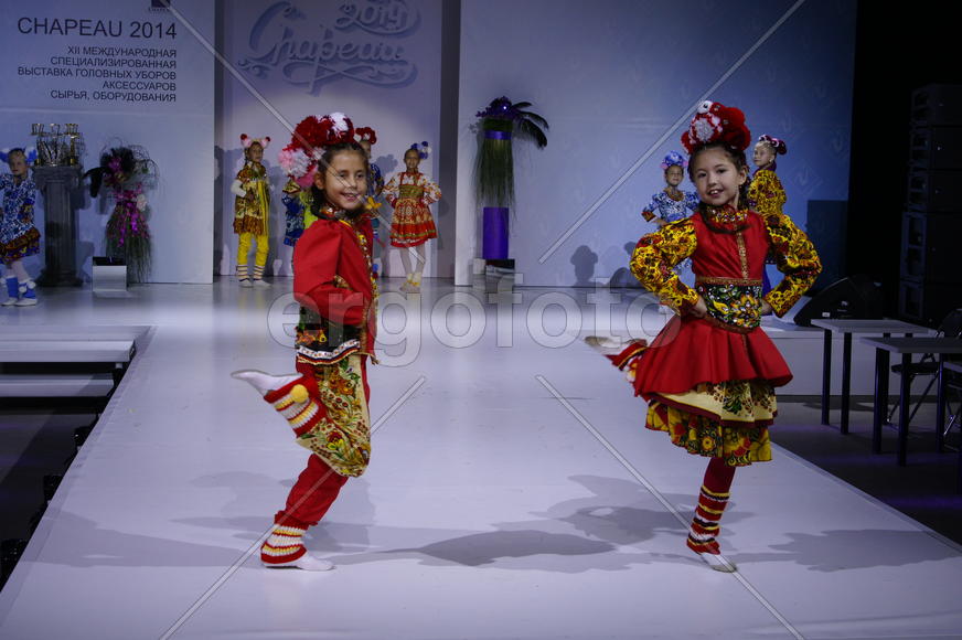 Девочки на подиуме                     