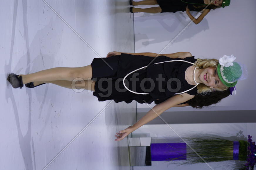 Девочка на показе мод              