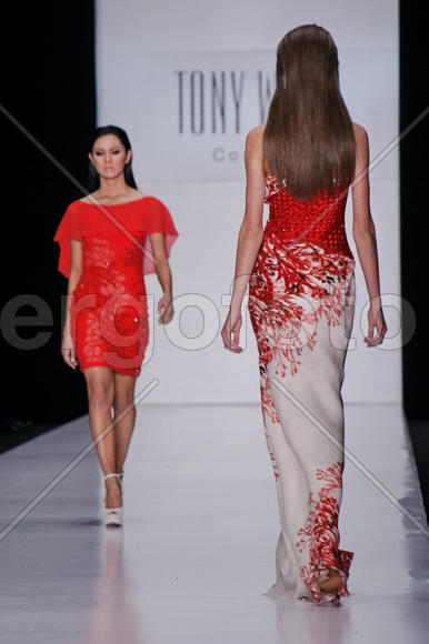 Девушка в красном платье          