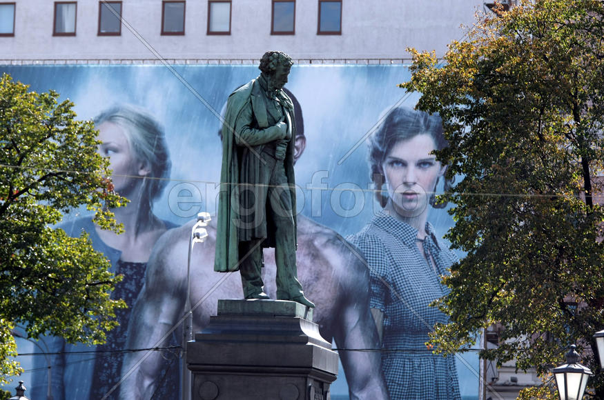 На фоне Пушкина