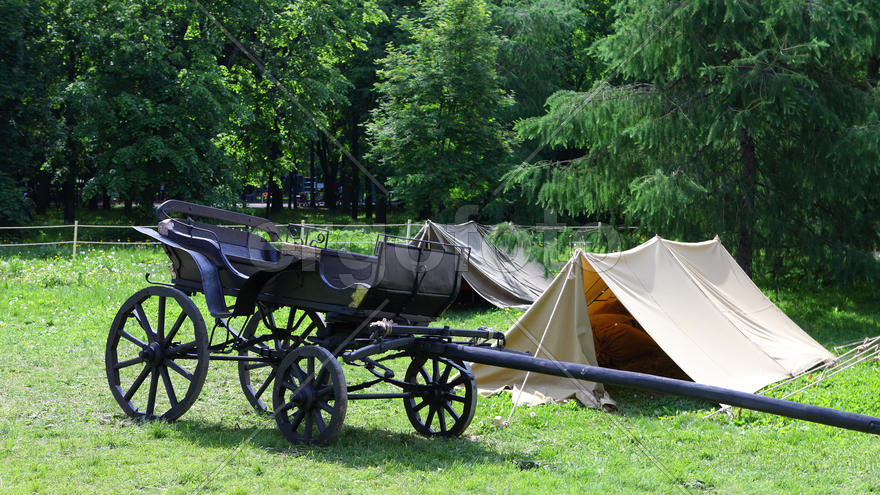 Солдатский бивак и бричка 
