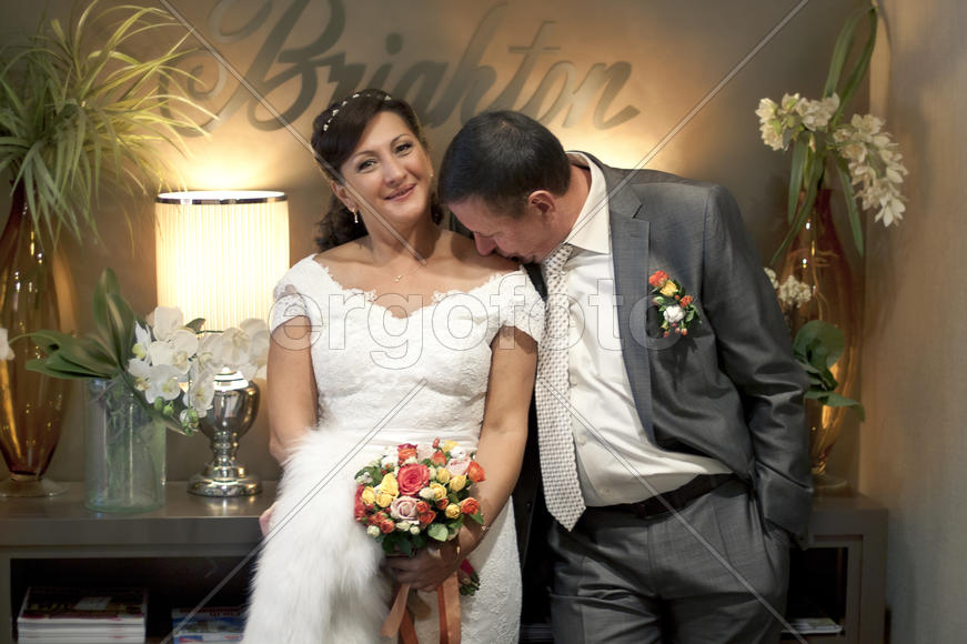 Молодожены в гостиннице