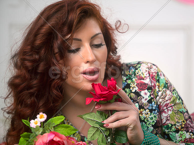 Девушка держит цветок