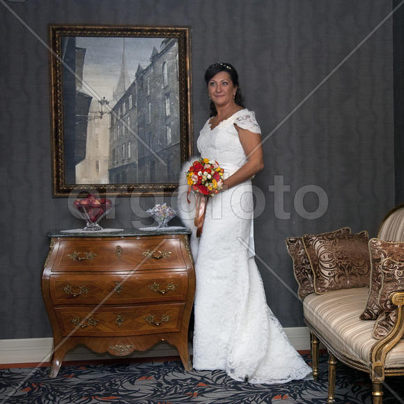 Невеста позирует