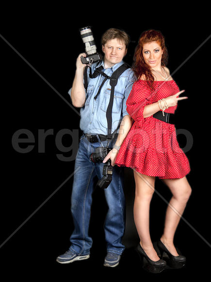 Мужчина и женщина в красном на черном фоне