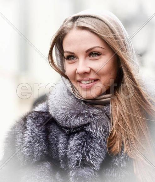 Девушка в шубе