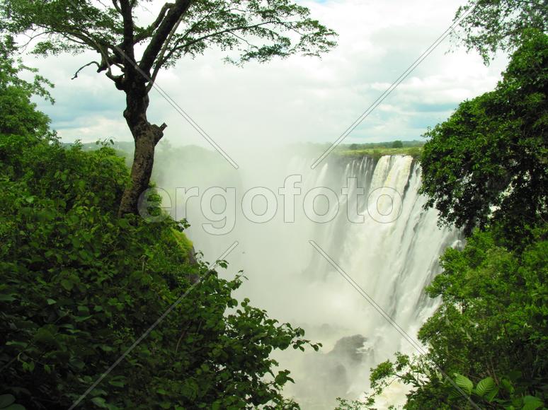 Водопад Виктория в Замбии грозен и красив