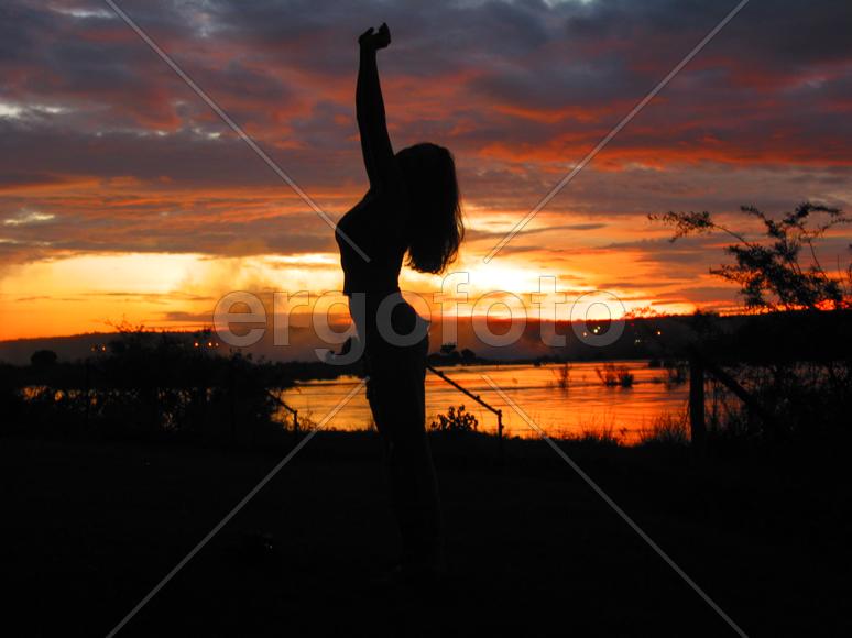 закаты в Замбии красивы, и женщина на их фоне прекрасна 