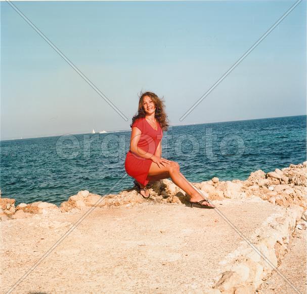 Горячая испанская девушка в красном платье