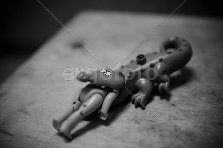 "Игрушечный крокодил, пожирающий куклу"