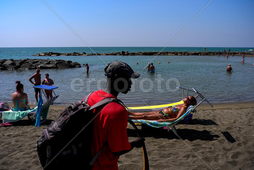 "Разные миры".